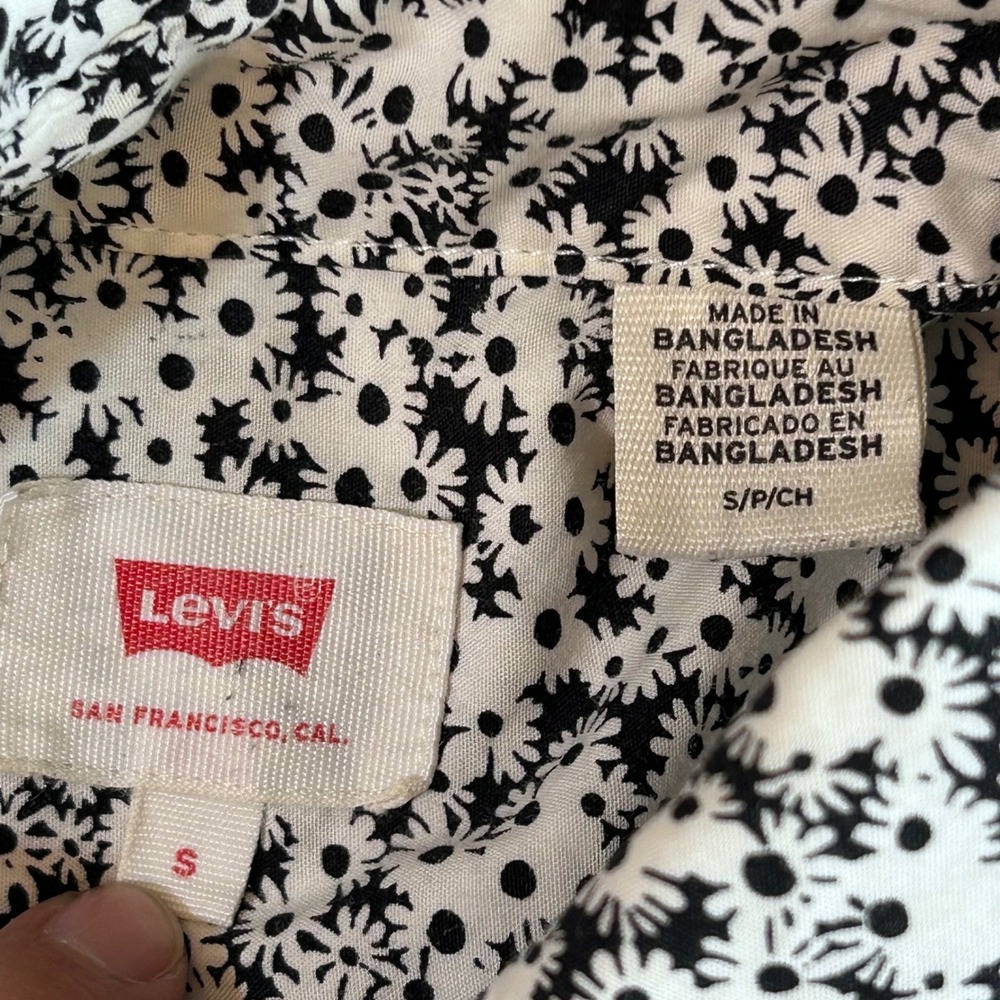 Levis Mens Short Sleeve Button Down Shirt Black White Floral Daisy Cotton Small - Picture 3 of 8